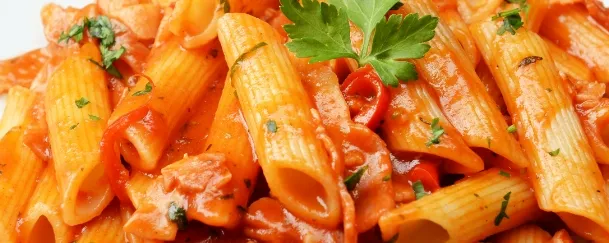 Penne mit Tomatensoße und frischen Kräutern