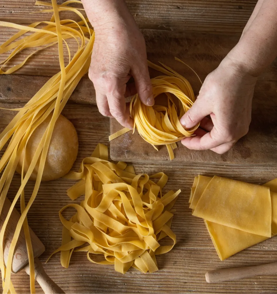 verschiedene Pastasorten auf einem Holzbrett