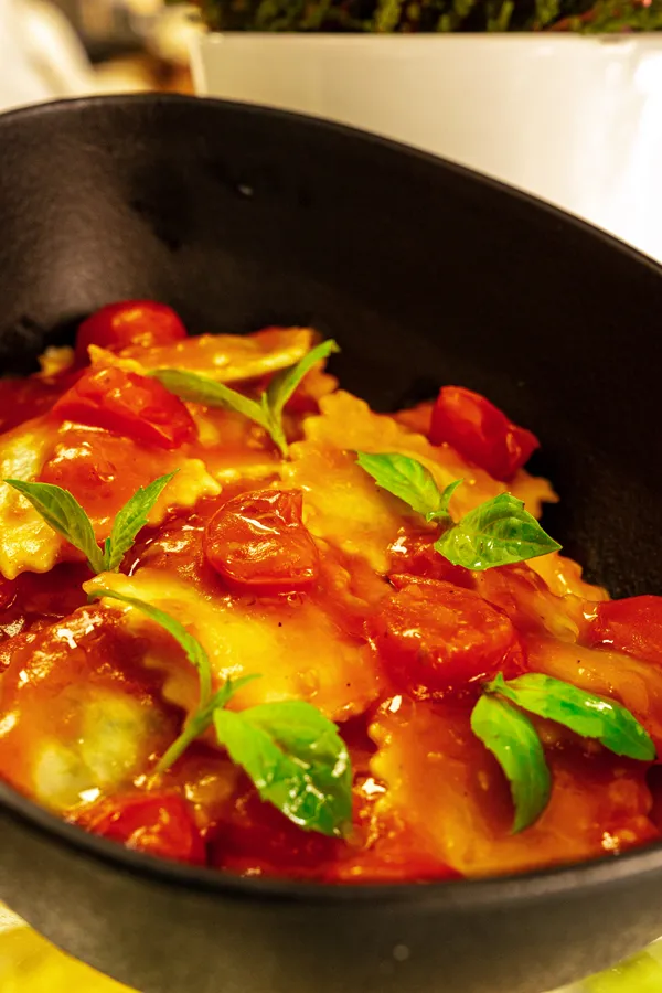 Ravioli gefüllt mit Spinat Ricotta mit Tomatensoße und Basilikum