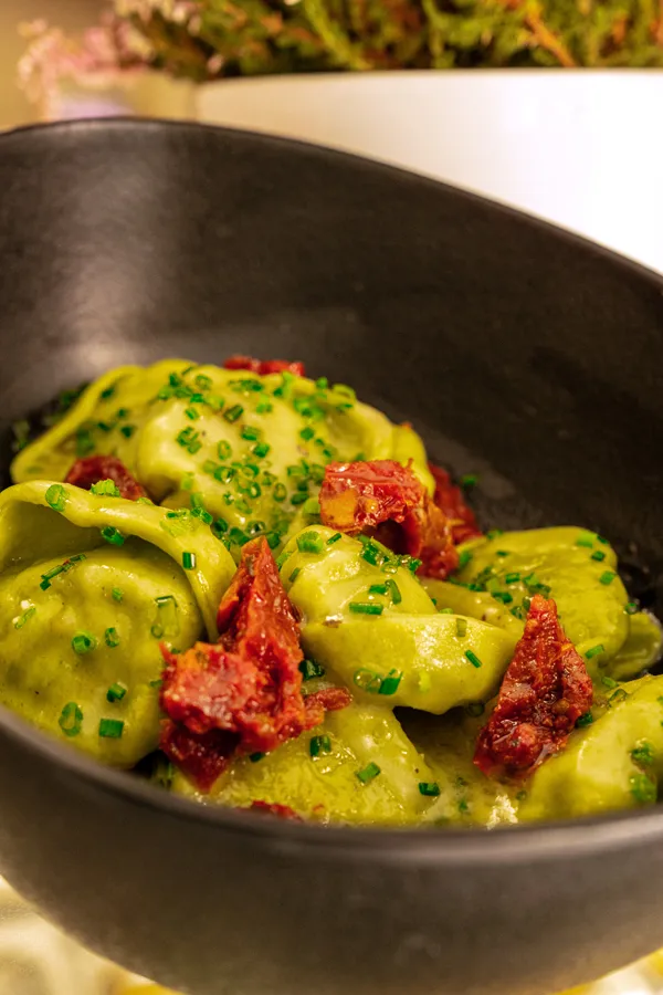 Tortellini gefüllt mit Spinat Ricotta mit Kräutern und getrockneten Tomaten